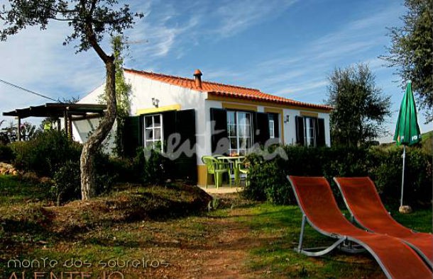 a casa está localizada numa propriedade de 40 hectares no topo de uma colina casas de fim-de-semana: relaxar em paz no coração do minho (fotos)