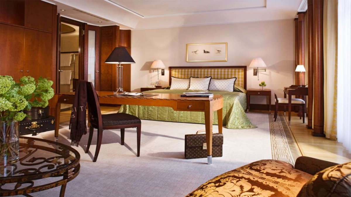 SetWidth1300-Junior-Suite-Brandenburg-Gate-Hotel-Adlon-Kempinski