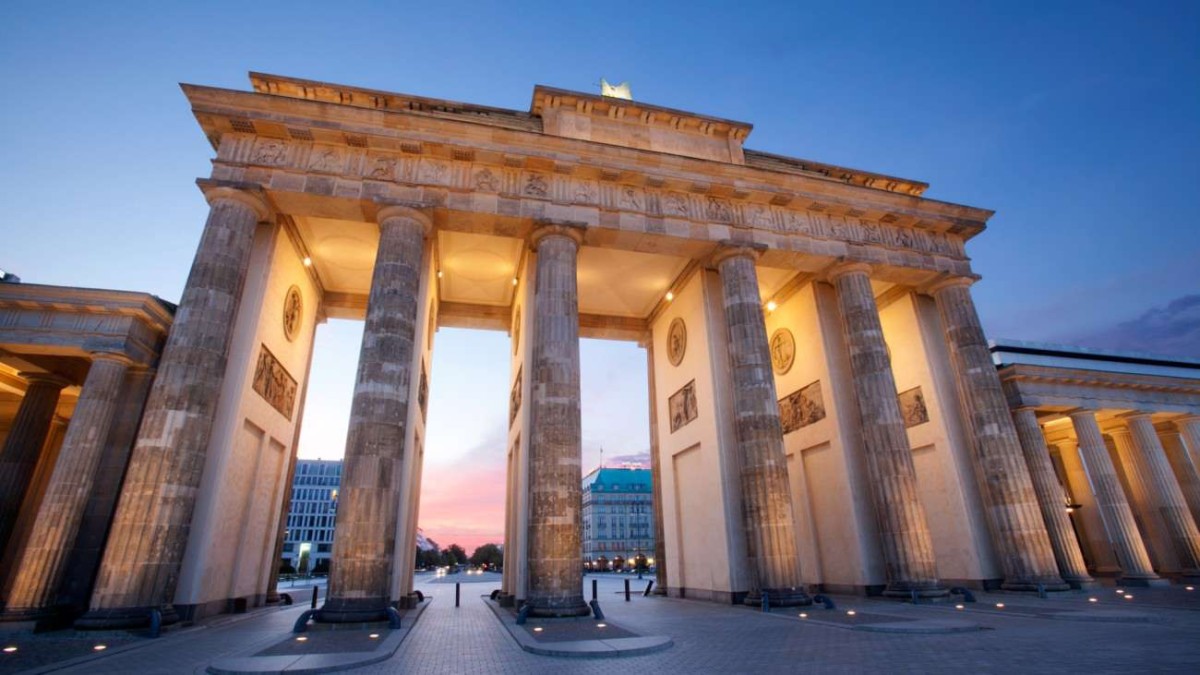 SetWidth1300-Overview-Exterior-Brandenburg-Gate-Hotel-Adlon-Kempinski