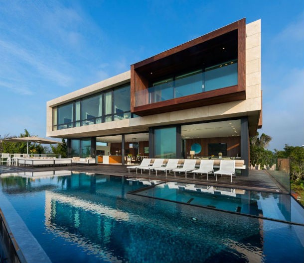 a casa tem piscina e acesso a uma praia privada casas de sonho: mansão com paredes de vidro e vista para o mar em long island (fotos)