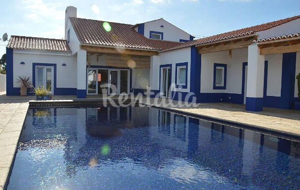 ninho das cegonhas fica em santiago do cacém, em plena aldeia alentejana casas de fim-de-semana: piscina sobre o mar e vista para a falésia da praia da luz (fotos)