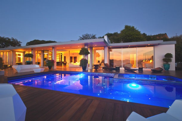 a casa distingue-se por ligar o interior e o exterior de uma forma muito especial 9