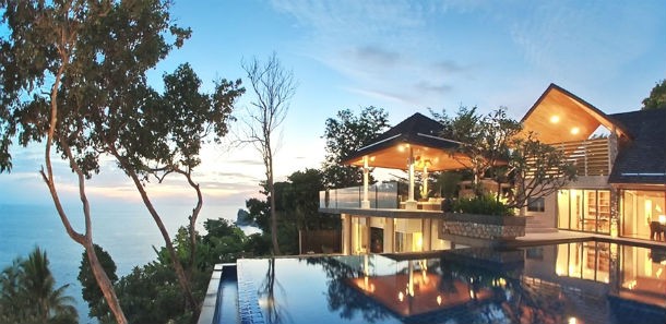 a casa encontra-se em kamala, na ilha de phuket, a maior da tailândia casas de sonho: mansão “asiática” com piscina de horizonte infinito na tailândia (fotos)