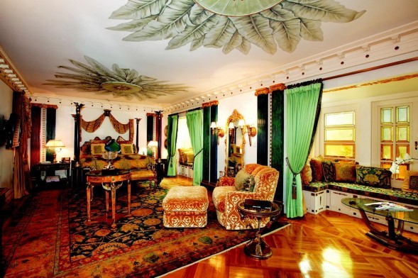 Versaces-bedroom-6d6d4c-589x392_0