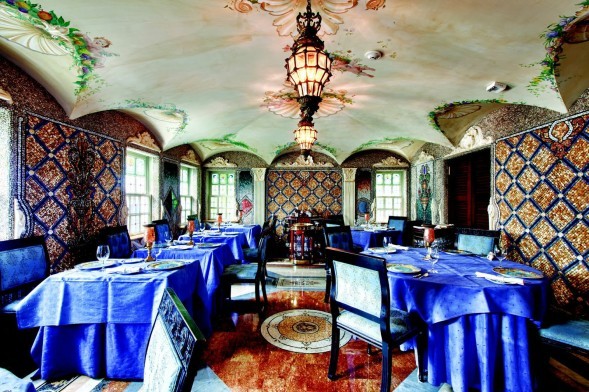 Versaces-dining-room-efd6c2-589x392_0