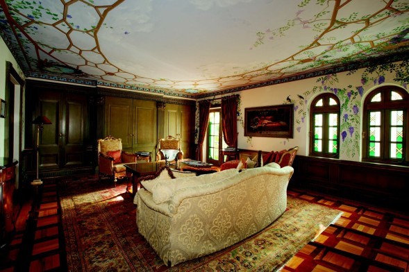 Versaces-living-room-6438a9-589x392_0