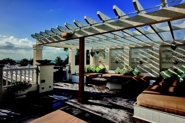 Versaces-pergola-f959ff-589x392_0
