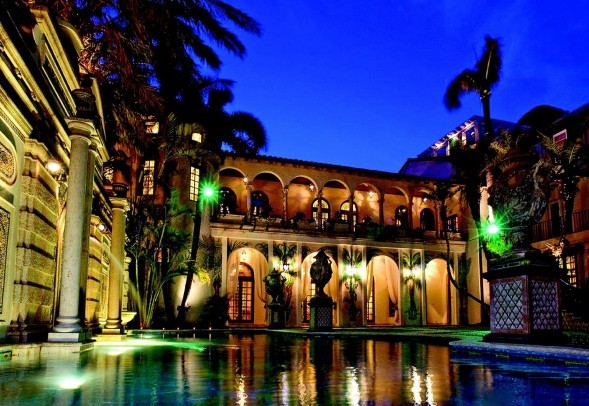 Versaces-pool-44349c-589x406_0