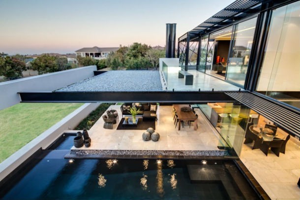 a casa está localizada em midrand, na áfrica do sul, e tem um lago com carpas casas de sonho: viver na áfrica do sul numa moderna “villa” geométrica (fotos)