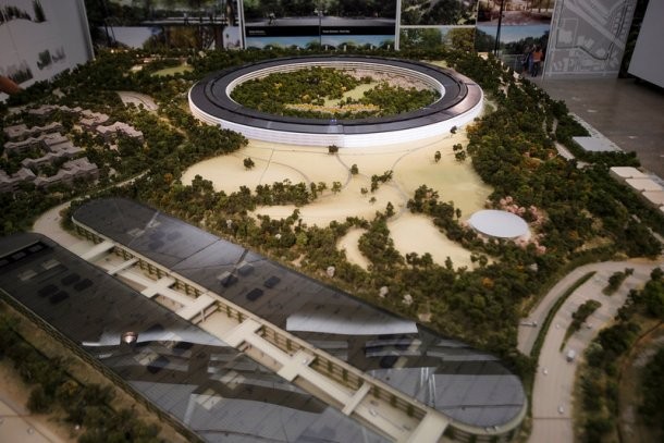 primeira maqueta da nova sede da apple foto: mercurynews.com nova sede da apple, a “nave espacial” de steve jobs, ganha forma