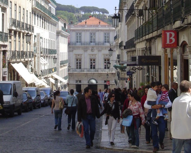 chiado é considerada uma zona mais “trendy” (na moda) que a avenida da liberdade Lisboa: falta de imóveis trava comércio de rua prime