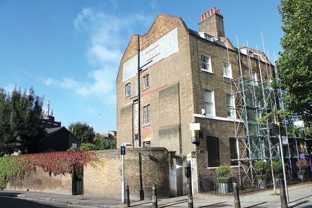 O prédio abandonado está situado perto do borough market, um dos maiores mercados de Londres Londres: edifício social devoluto vendido em leilão por 3,5 milhões