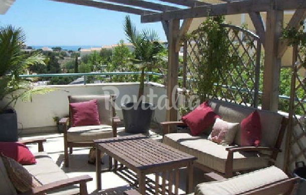 A casa fica a apenas 500 metros da praia e a 5 minutos a pé do centro da vila portugueses estão a comprar casas de luxo no algarve a ingleses