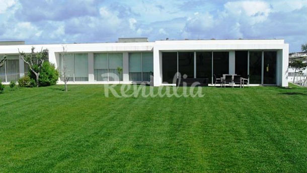 Esta casa está inserida no resort de luxo Bom Sucesso, na freguesia de Vau. casas de fim-de-semana: dormir num paraíso ecológico na comporta (fotos)