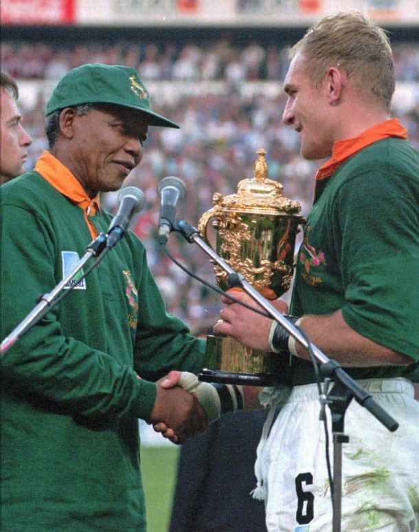 24_de_junho_de_1995_nelson_mandela_lider_da_equipa_de_rugby_da_africa_do_sul_recebe_a_worls_cup_