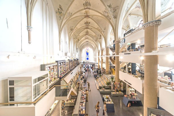 Catedral gótica do século XV transformada numa moderna livraria na holanda (fotos)