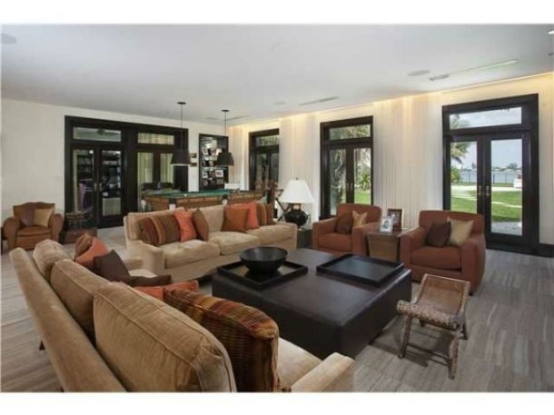 Matt-Damons-living-room-366c7b-574x430