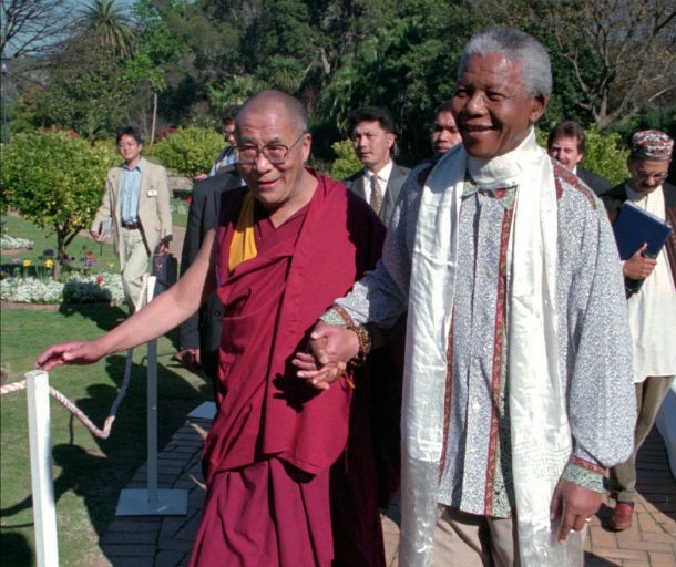 mandela_com_dalai_lama_numa_visita_oficial_na_cidade_do_cabo_a_22_de_agosto_de_1996