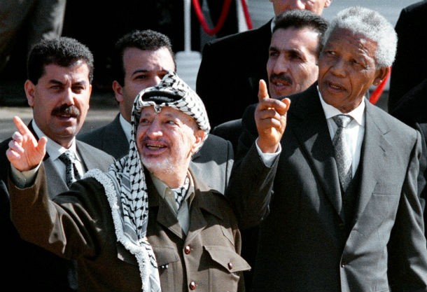 mandela_com_yasser_arafat_ex-lider_palestiniano_em_agosto_de_1998_na_cidade_do_cabo