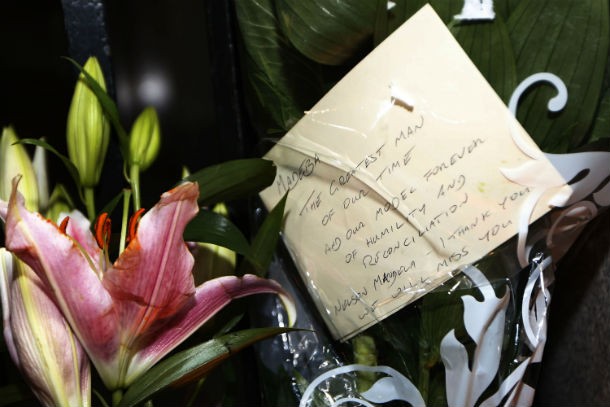 mensagens_e_tributos_a_mandela_deixados_a_porta_do_alto_comissariado_sul_africano_em_londres