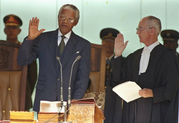 momento_em_que_mandela_se_torna_o_primeiro_presidente_negro_da_africa_do_sul_10_de_maio_de_1994