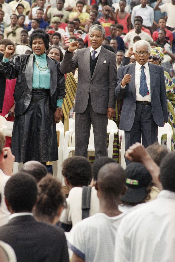 nelsn_mandela_e_a_sua_mulher_winnie_antes_de_um_jogo_de_futebol_em_soweto_a_13_de_fevereiro_de_1
