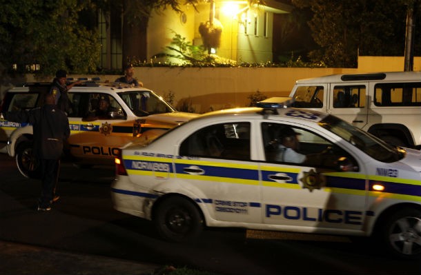 policia_a_porta_da_casa_de_mandela_antes_do_anuncio_da_sua_morte