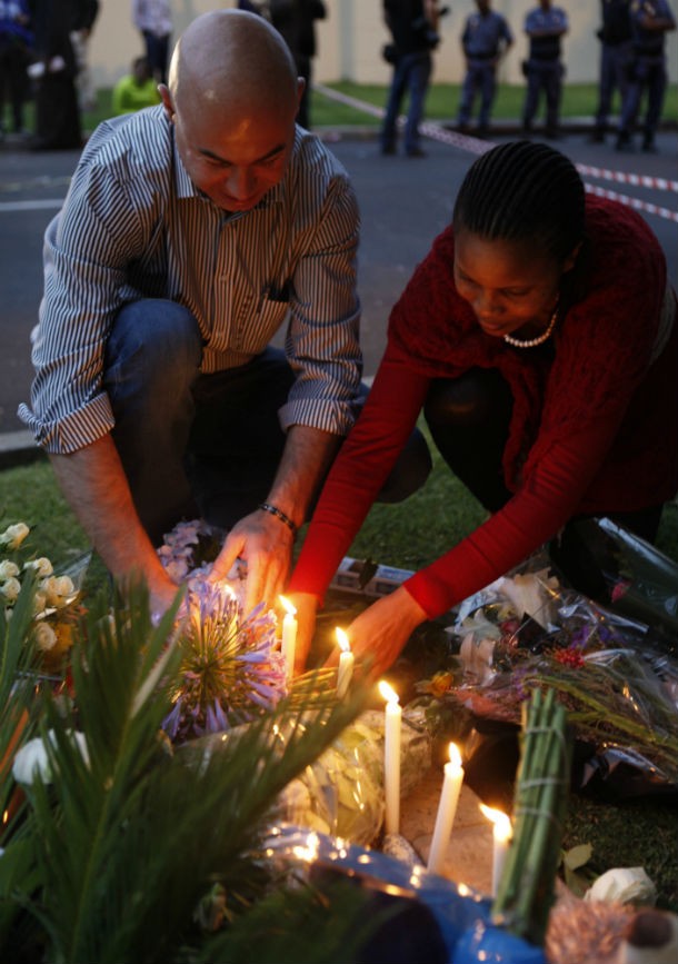 populacao_acende_velas_a_porta_de_casa_de_mandela_em_joanesburgo