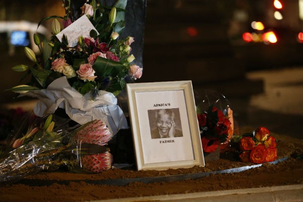 tributo_deixado_a_mandela_junto_a_sua_estatua_na_parliament_square_em_londres