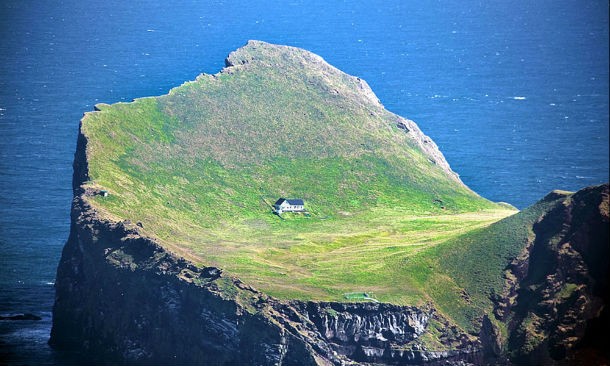 A casa Bjork, como é conhecida, encontra-se na pequena ilha de Elliðaey, no sul da Islândia. casas de fim-de-semana: abraçar a natureza num lugar inesquecível em amarante (fotos)
