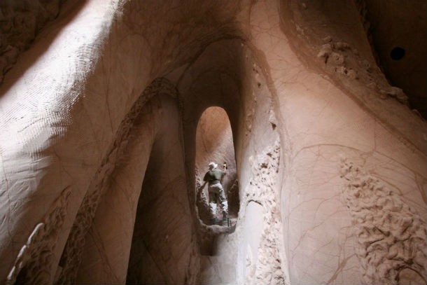 O homem que escavou uma catedral subterrânea no deserto dos EUA (fotos e vídeo)