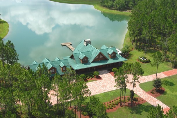 Casas de sonho: A beleza de um rancho na Flórida com lago e cais privado (fotos)