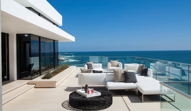 Casas de sonho: Mansão contemporânea “colada” ao mar californiano (fotos)