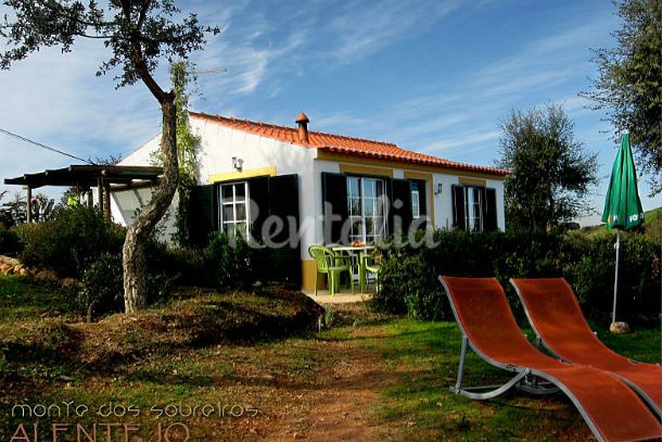 casas de fim-de-semana: o campo, a cidade e uma piscina vermelha (fotos)
