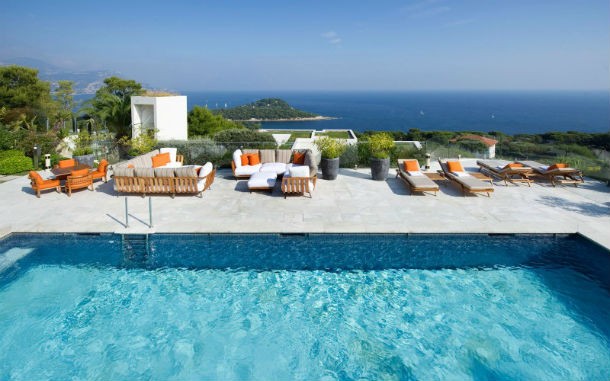 A casa está localizada em Saint-Jean-Cap-Ferrat, no sudeste de França. Casas de sonho: Flutuar sobre o mar numa mansão de vidro em França (fotos)