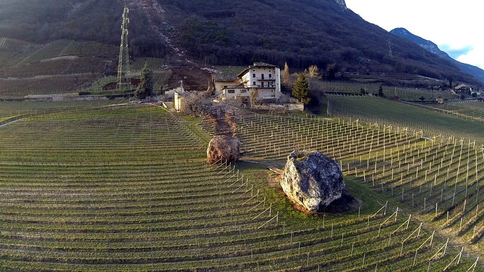 Pedra gigante quase esmaga casa em Itália (fotos e vídeo)