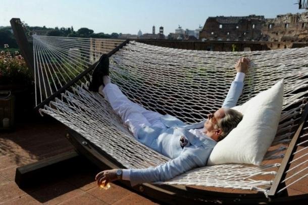 Jep Gambardella, protagonista do filme, admira o Coliseu desde o terraço da sua casa. 1_1