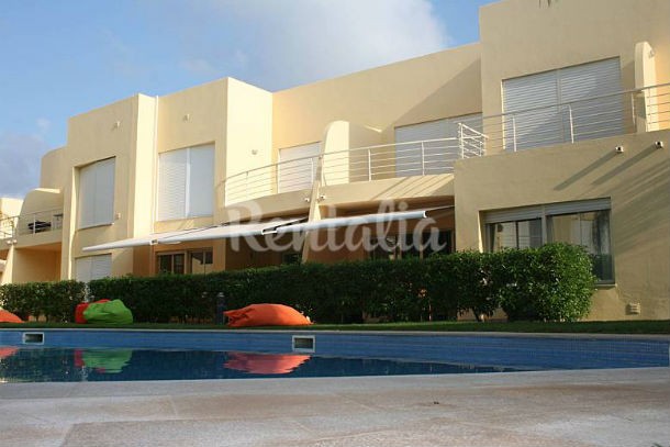 A casa está localizada em Vilamoura, no Algarve. casas de fim-de-semana: mergulhar numa piscina de água salgada nas planícies do alentejo (fotos)