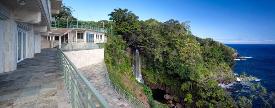 Water-Falling-Estate-on-The-Big-Island-22-950x375