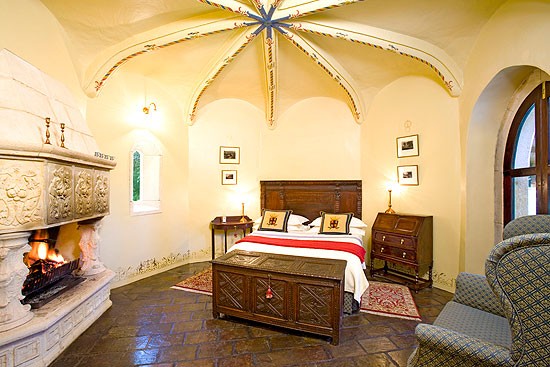 large_gallery_32-44738730-h1-51_castle_chambers_bedroom