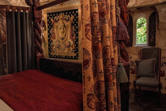 large_gallery_huadltm_49736389_castle_chambers_4_poster_bed_550x367_72