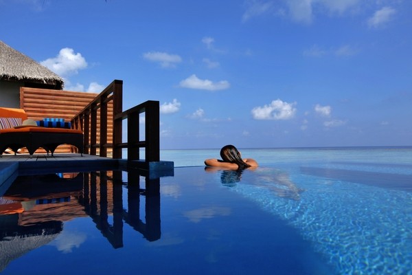 large_gallery_humleve_38367292_water_villa_with_pool_600x400