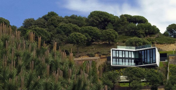 Casas de sonho: Viver numa casa em forma de X nas montanhas de Barcelona (fotos)