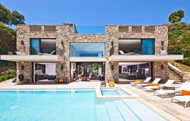 Casas de sonho: Mansão de estilo italiano com spa na piscina e vista para o mar em Malibu (fotos) 