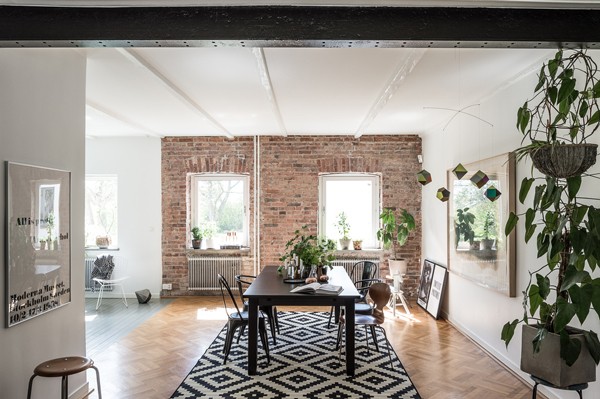 A metamorfose de uma antiga carpintaria numa casa de estilo (fotos)