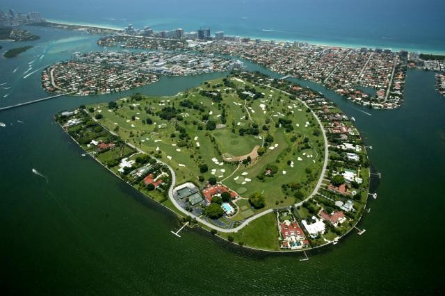 A ilha dos ricos e famosos: o bairro de Miami onde têm casa Julio Iglesias e Adriana Lima (fotos)