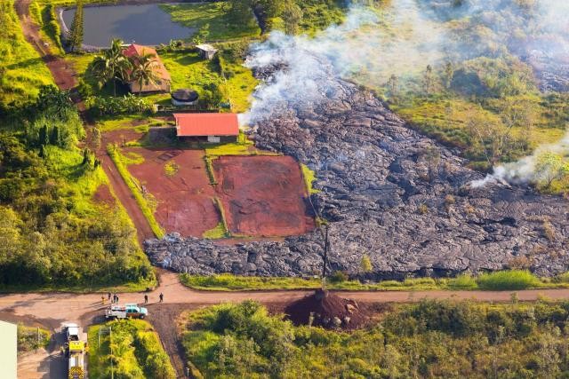 Espetacular sequência de como se consome uma casa arrasada por um rio de lava no Havaí (fotos)