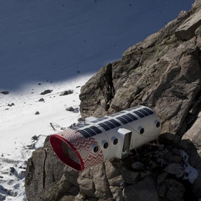 Refúgio Gervasutti, uma casa portátil construída a pensar nos aventureiros que escalam o Mont Blanc nos Alpes italianos