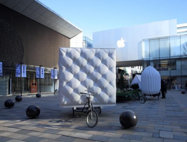 Casa bolha portátil desenhada pelo estúdio chinês DOT Architects e construída com espuma de borracha