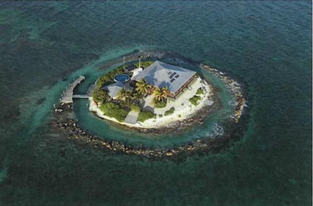 Ilha (E Sister Rock) à venda na Flórida por 9,9 milhões de dólares (8,5 milhões de euros)